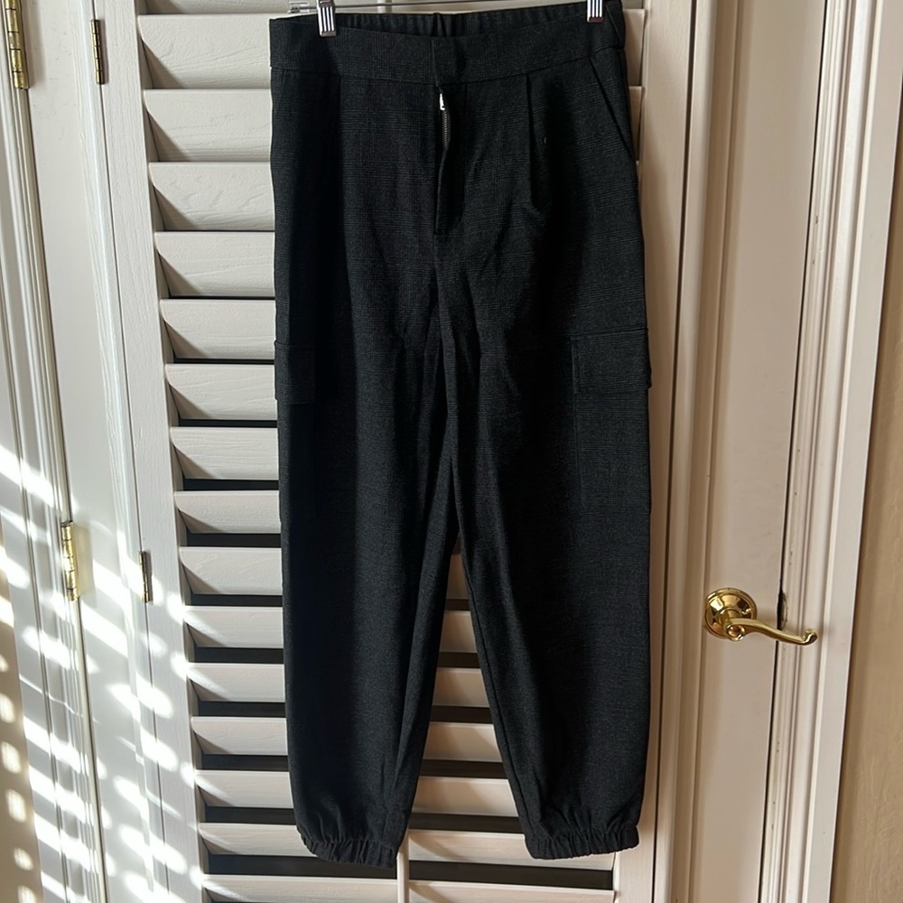 Size 6 a new day work pants with regular side pockets and cargo pockets